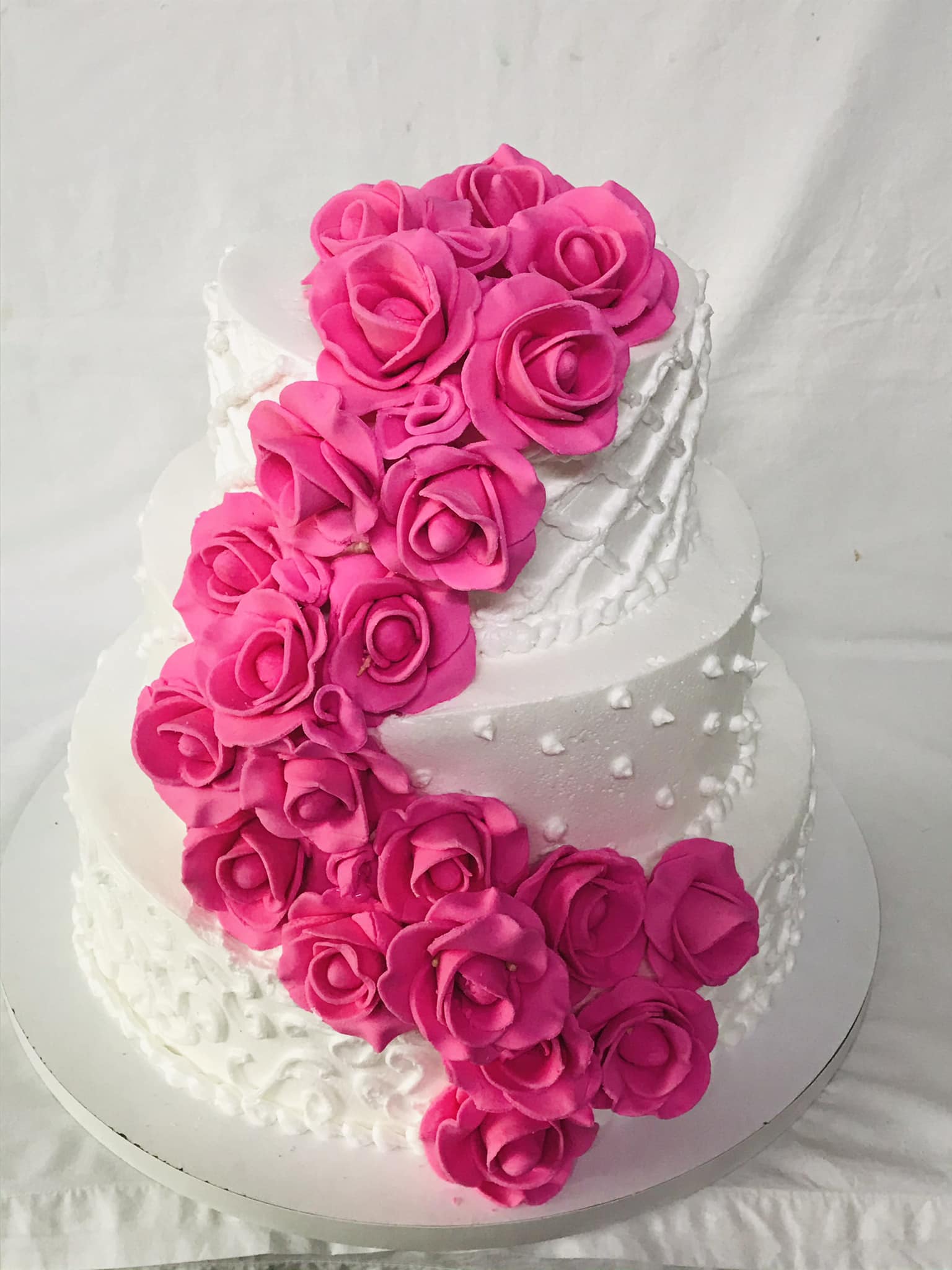 Бела свадбена торта